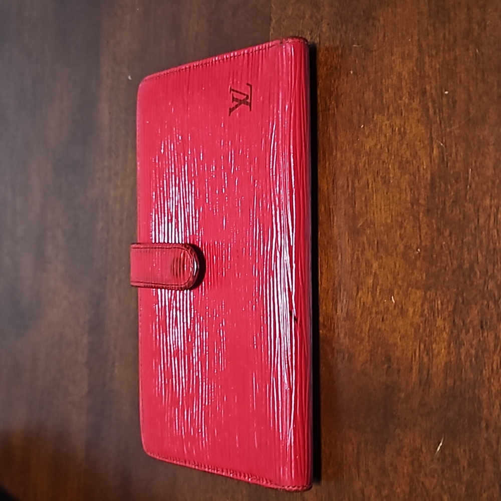 Louis Vuitton  kiss lock wallet